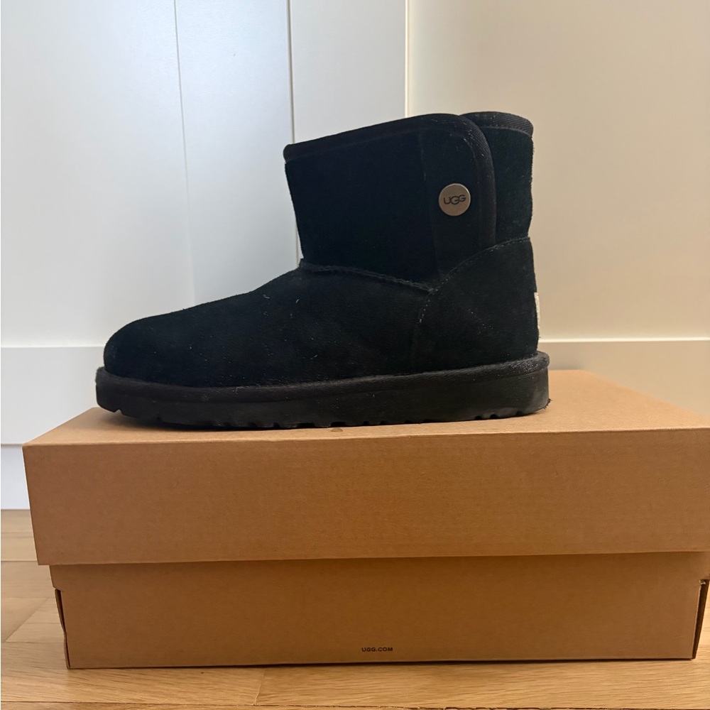 UGG BOOT